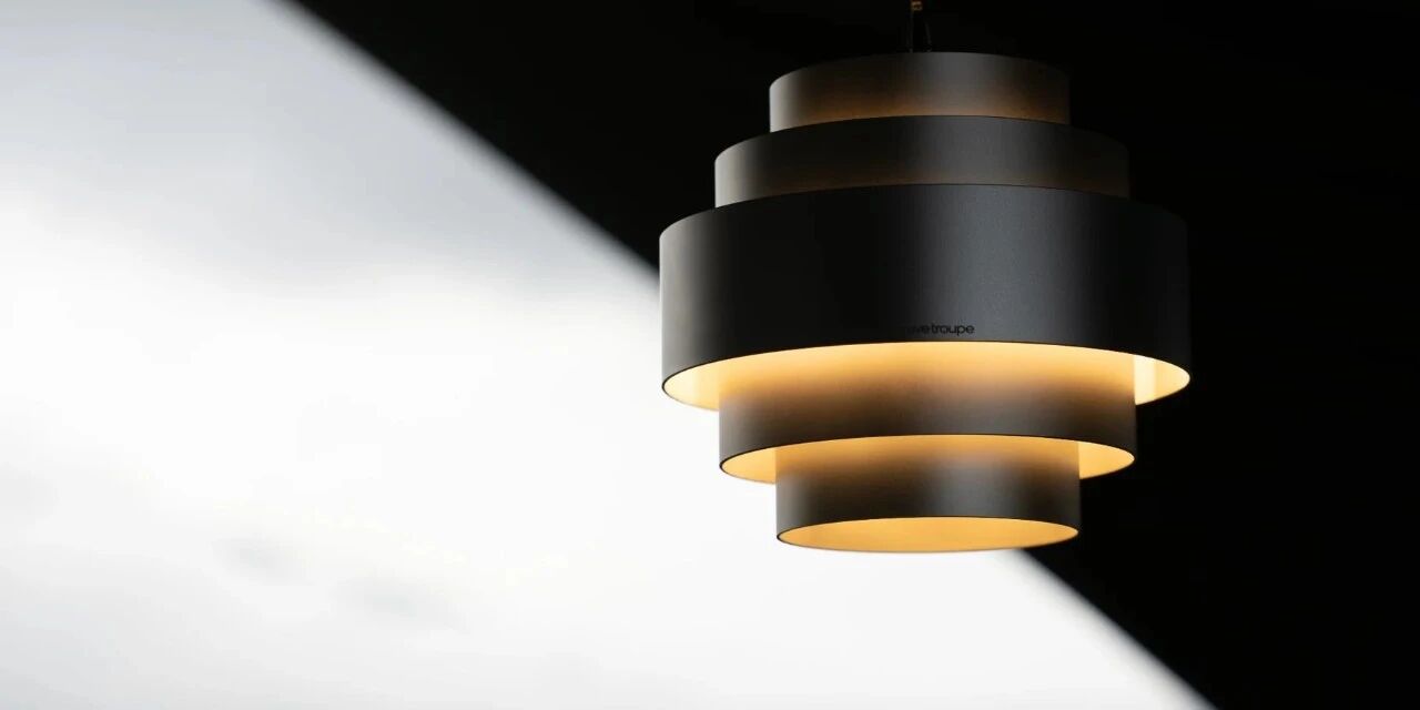 黑色 ECHO LAMP 在横向光束中形成三层暖色光环