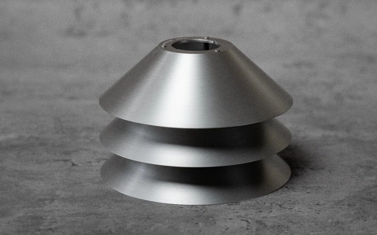 银色 MINUET LAMP 放在灰色台面上