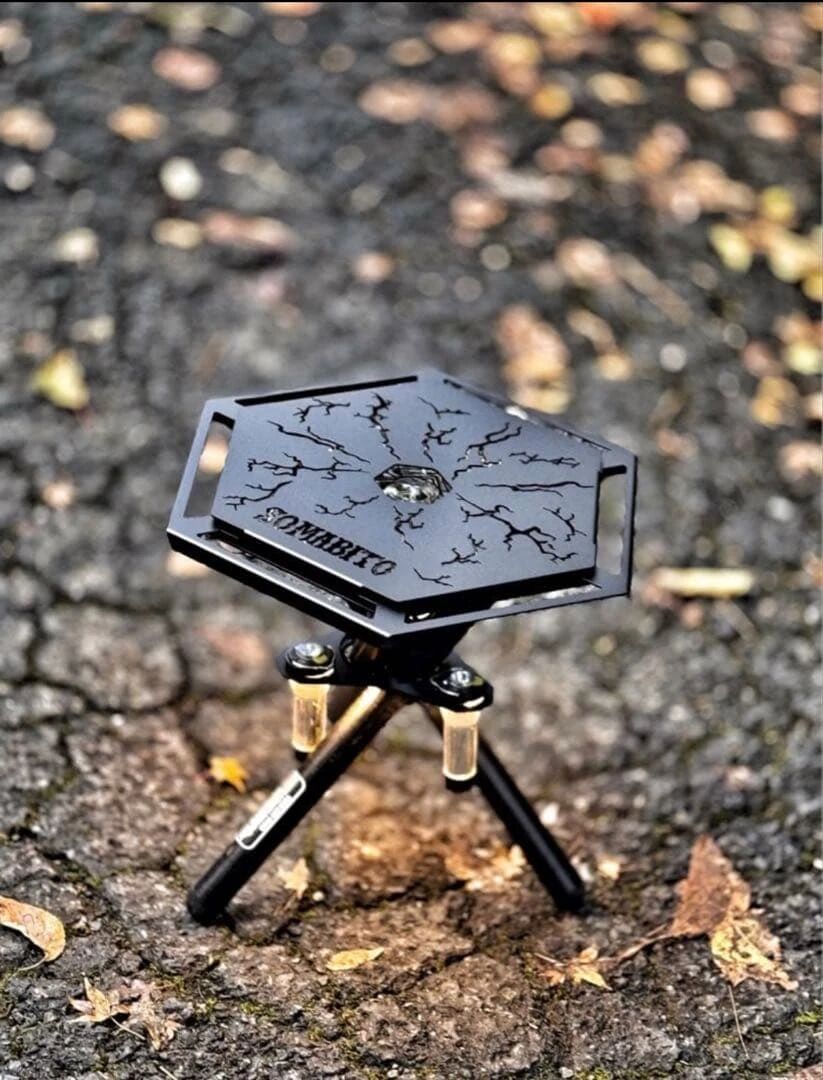 草地上的小型 SomAbito 焚火边桌