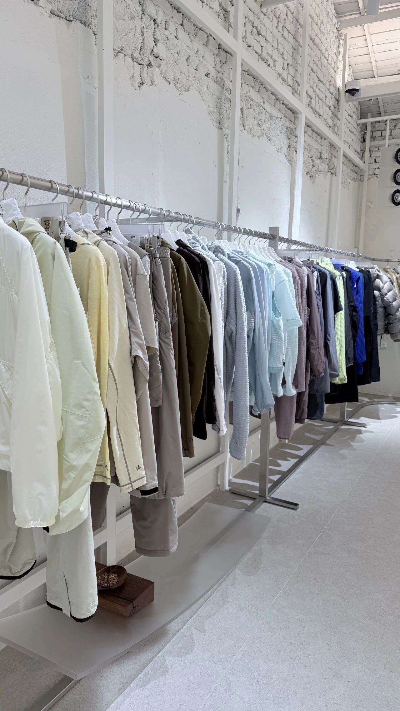 LITE HOUSE 店内按浅色系排列的服装