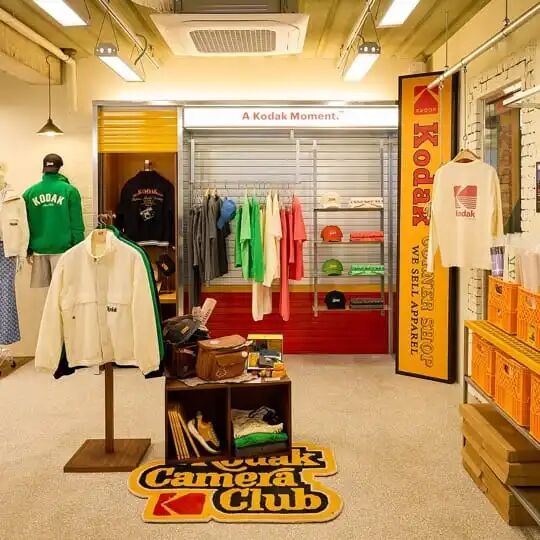 Kodak Apparel 店铺中的彩色服装陈列
