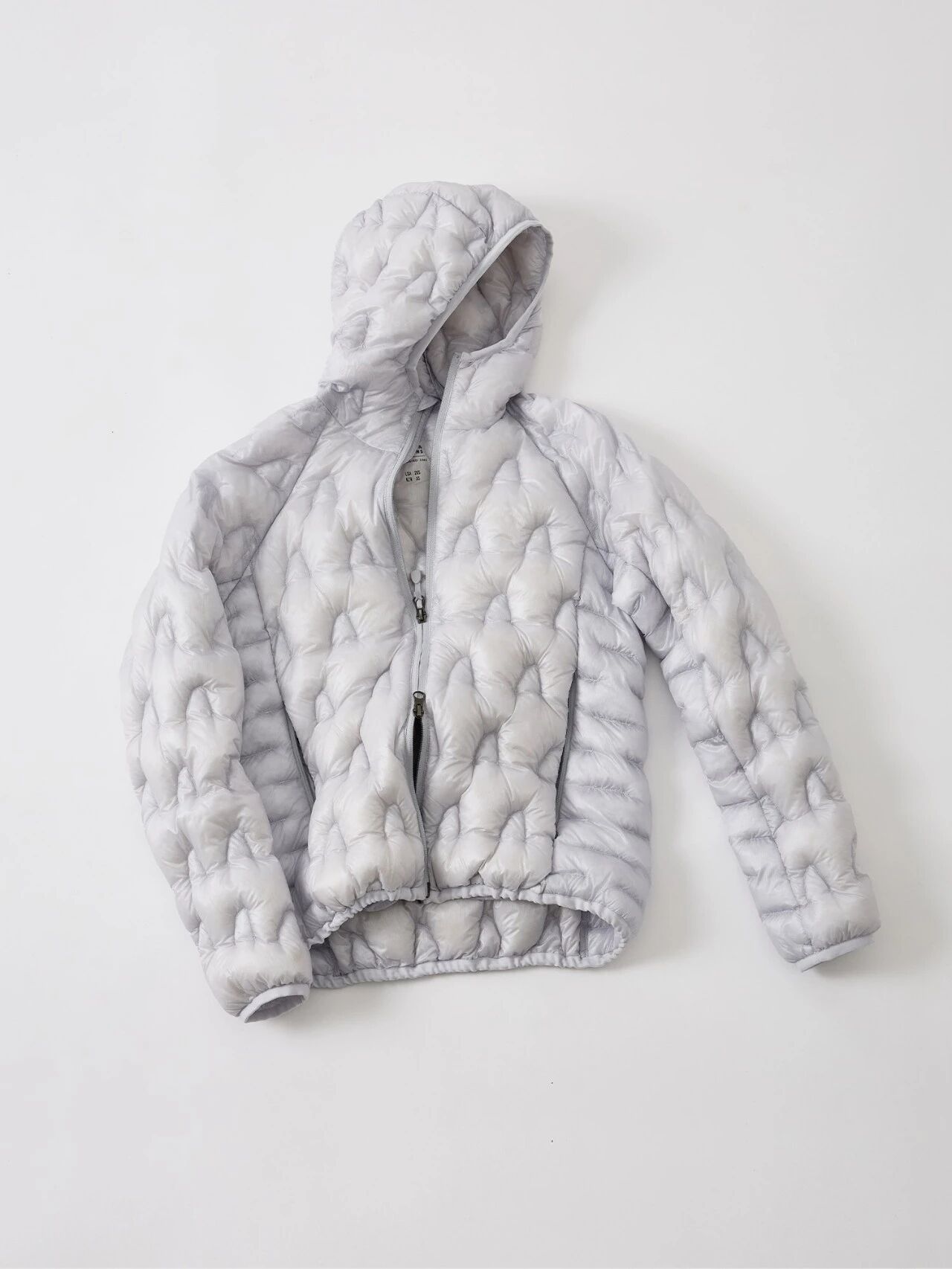 白色 Sierra Designs Half Dome 羽绒服及其山形绗缝